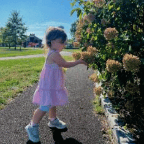 girl touch the flower